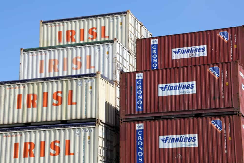 Транспортни контейнери на IRISL Group, подредени в пристанището на Хамбург, Германия