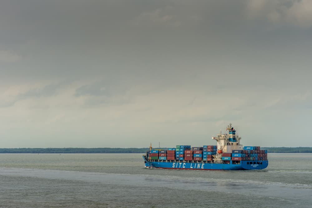 Ein von SITC Lines betriebenes Containerschiff auf dem Long Tau River in Vietnam