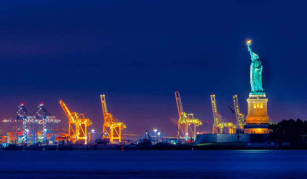 Blick auf den Hafen von New York und New Jersey hinter der Freiheitsstatue