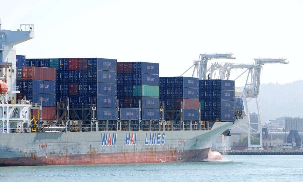 Ein von Wan Hai Lines betriebenes Containerschiff in Oakland, Kalifornien