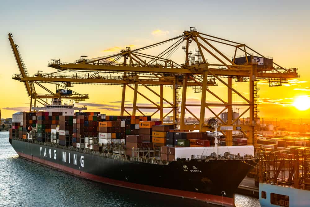 Ein von Yang Ming betriebenes Containerschiff liegt im Hafen von Barcelona, Spanien, vor Anker.